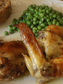 Una foto de Alitas al horno con vino blanco, ajo y perejil