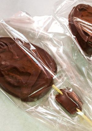 Una foto de Chupetines de chocolate aptos celíacos y veganos