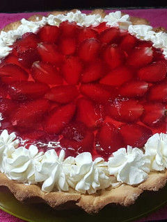 Una foto de Tarta de frutillas con crema 🍓