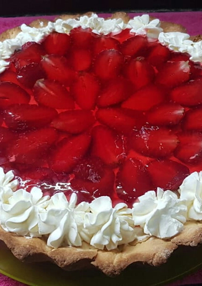 Una foto de Tarta de frutillas con crema 🍓