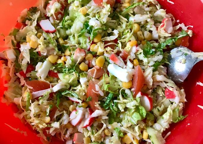 Вариант 1: Крабовый салат с капустой и кукурузой - классический рецепт