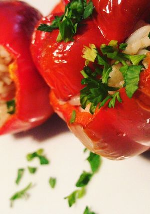 Una foto de Gemistá (pimentones rellenos griegos)