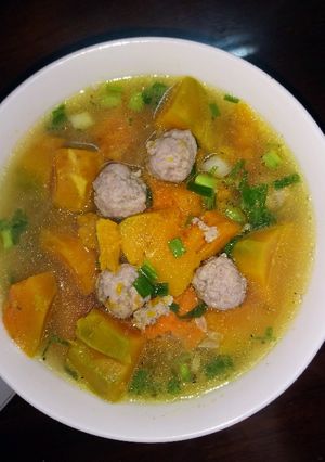 Hình của món Canh bí đỏ thịt bằm vò viên.