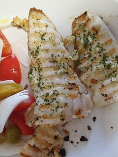 Una foto de Filete de merluza a la plancha con guarnición