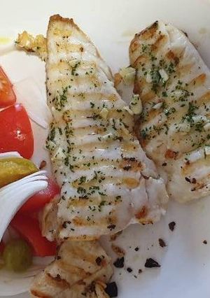 Una foto de Filete de merluza a la plancha con guarnición