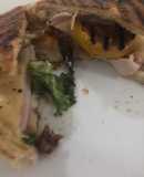 Sándwich de jamón de pavo y vegetales asados