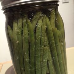A picture of Pickled green beans.