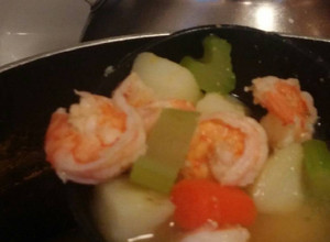 Una foto de caldo de camaron