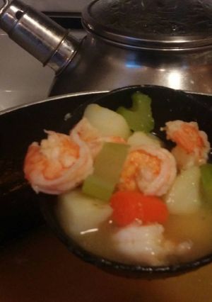 Una foto de caldo de camaron