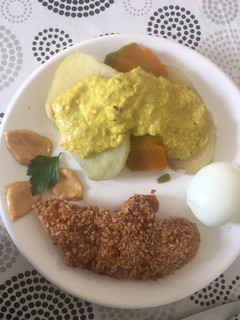 Una foto de Pollo crispy con papas y zapallo a la huaicaina