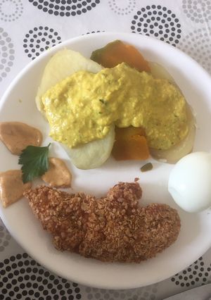 Una foto de Pollo crispy con papas y zapallo a la huaicaina