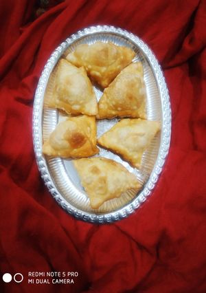 A picture of Sweet dry fruit samosa.