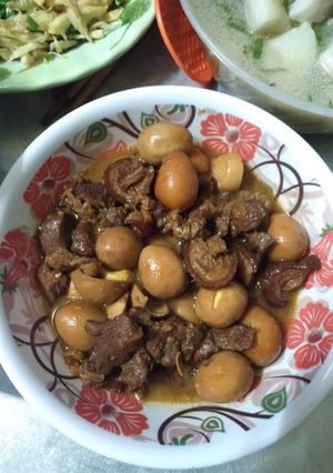 Hình của món Thịt chân giò kho trứng cút.