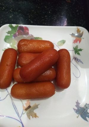 A picture of Gulab jamun.