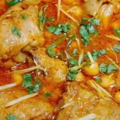 A picture of Murgh Cholay.