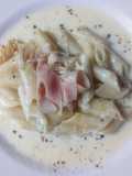 Penne Rigate con crema y jamón