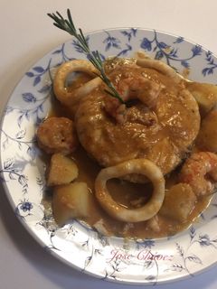 Una foto de Suquet de pescado y mariscos