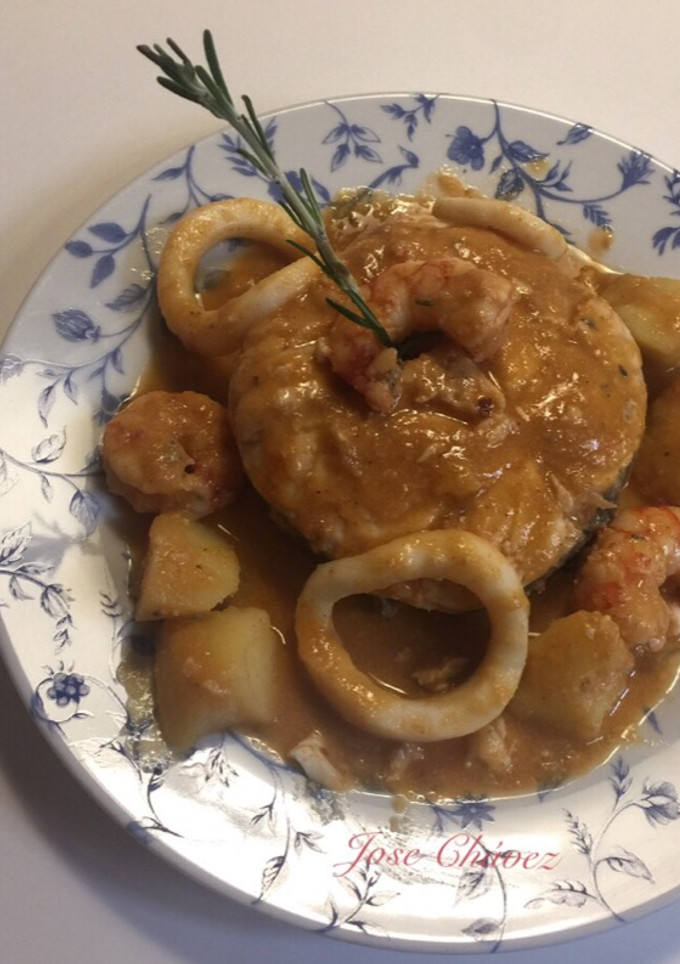 Una foto de Suquet de pescado y mariscos