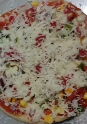 વેજીટેબલ પીઝા (Vegetable Pizza Recipe In Gujarati) રેસીપી મુખ્ય ફોટો