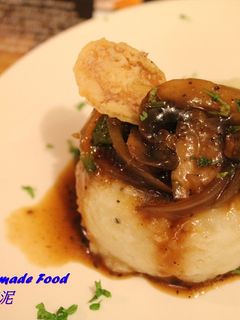 馬鈴薯泥 佐 蘑菇洋蔥黑胡椒醬 的食譜成品照片