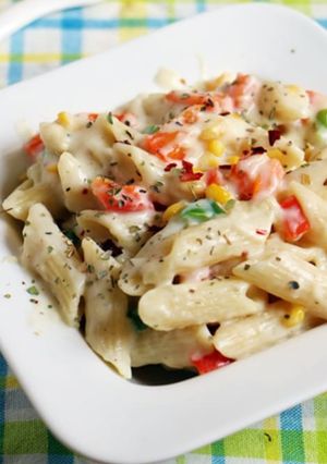 A picture of White sauce pasta.