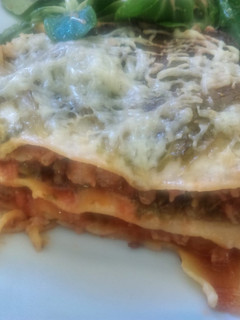 Una foto de Lasaña mixta de pasta, col y carne