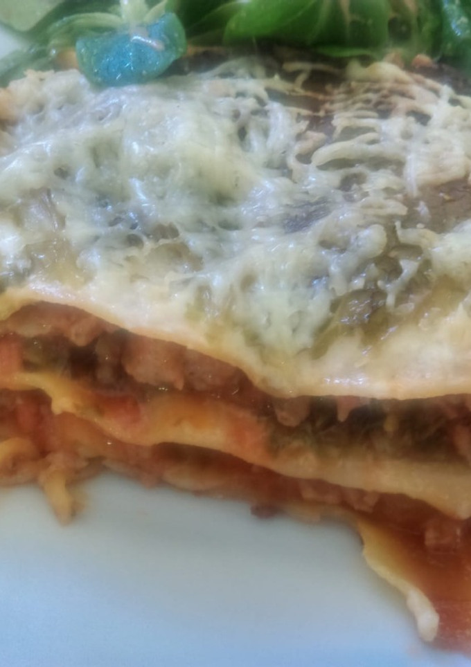 Una foto de Lasaña mixta de pasta, col y carne
