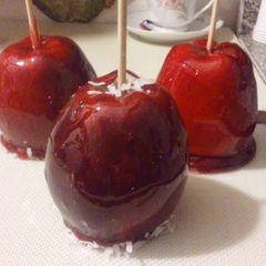 A picture of Sweet n tart candy apple.