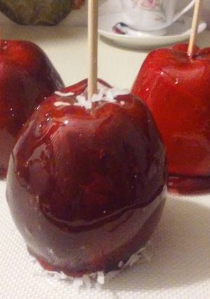 A picture of Sweet n tart candy apple.
