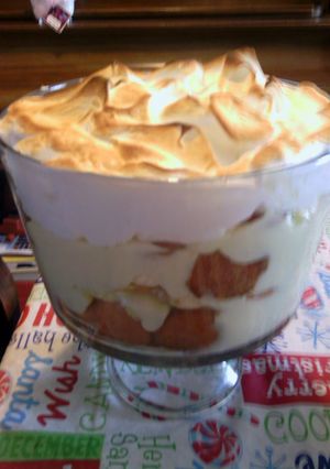A picture of homemade banana pudding/ meringuenot a box pudding.