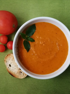 Una foto de Sopa de tomate rostizado 🍅🍲🌱