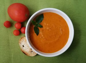 Una foto de Sopa de tomate rostizado 🍅🍲🌱