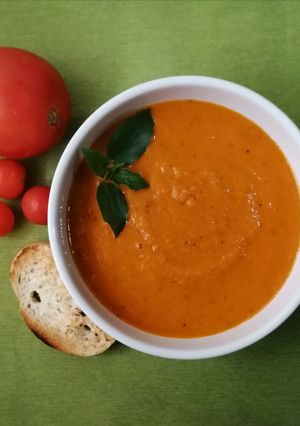 Una foto de Sopa de tomate rostizado 🍅🍲🌱