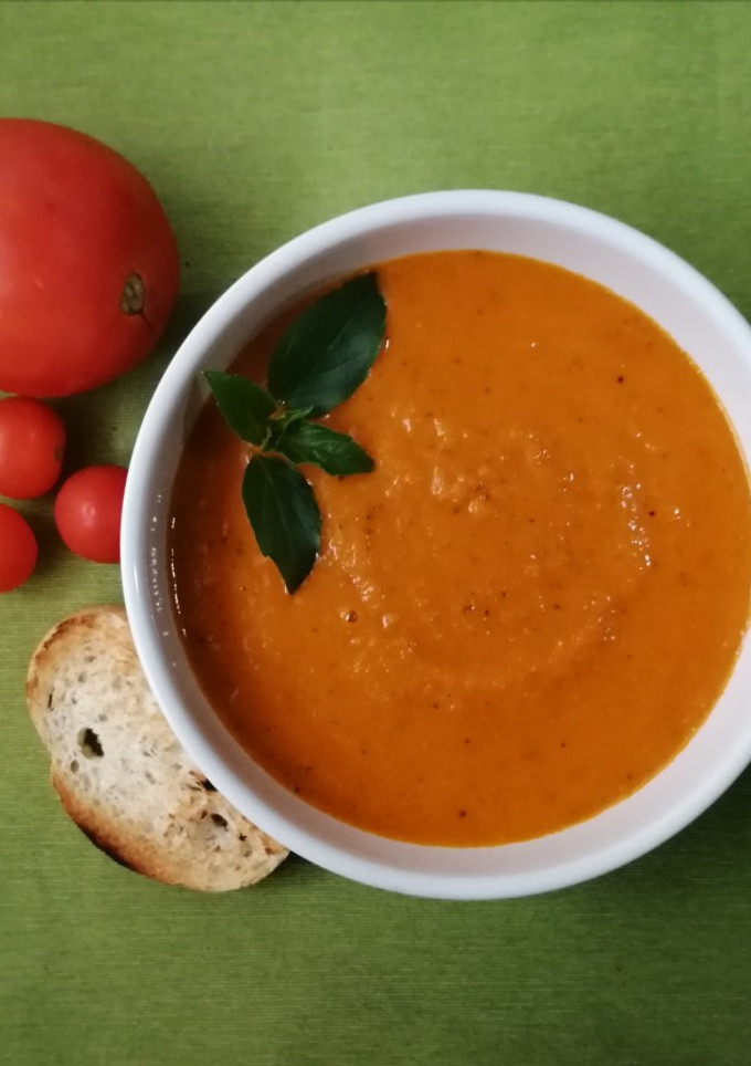 Una foto de Sopa de tomate rostizado 🍅🍲🌱