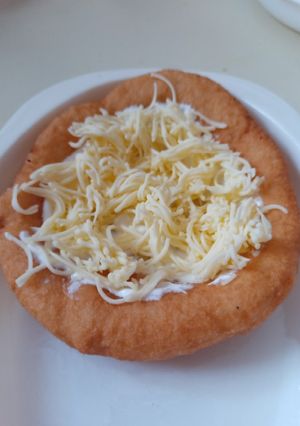 Lángos kovásszal Schar lisztes recept fotója