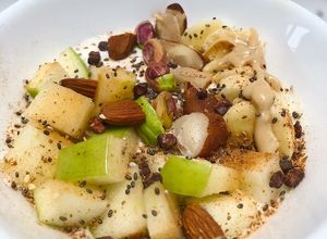 Una foto de Bowl de yogurt saludable con mantequilla de marañon, banano, manzana y frutos secos