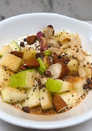 Una foto de Bowl de yogurt saludable con mantequilla de marañon, banano, manzana y frutos secos