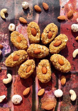 A picture of Makhane Dryfruit Pinni.