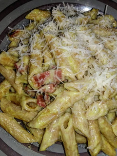 Una foto de Pasta con jamón frito y salsa de calabacín
