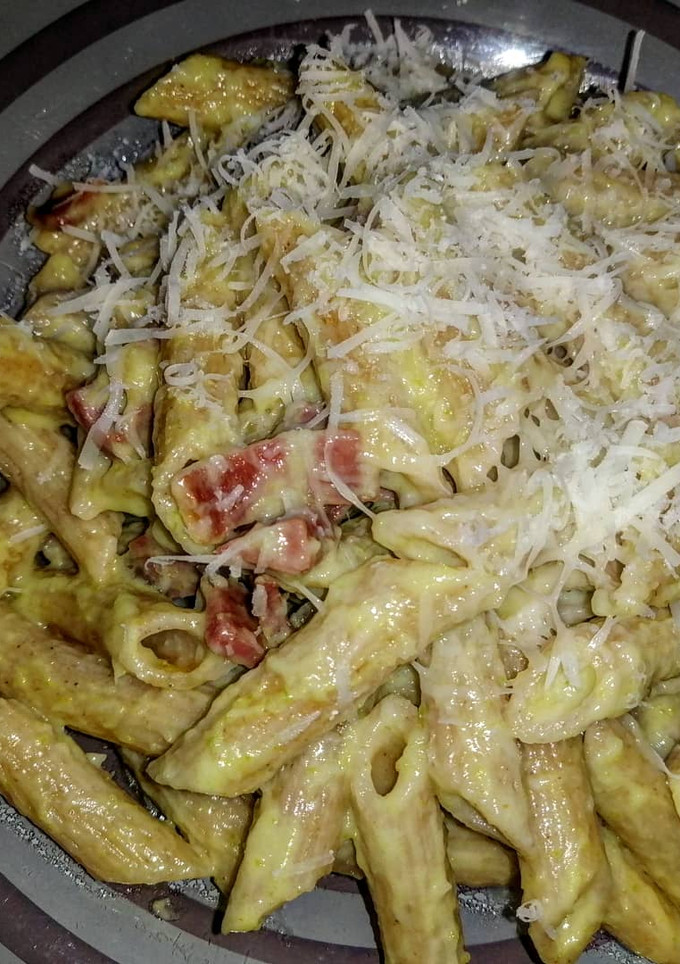 Una foto de Pasta con jamón frito y salsa de calabacín