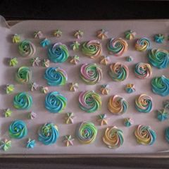 A picture of Merengue cookies.