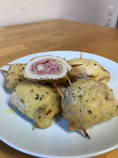 Una foto de Pechugas de Pollo rellenas (tipo frito pero en el horno ¡sin tanto aceite!)