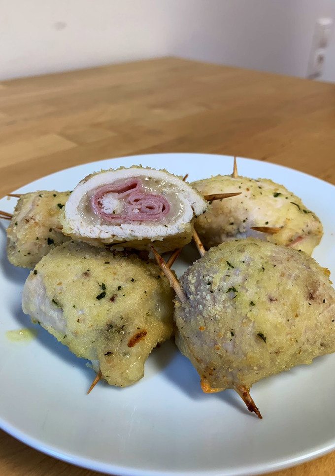 Una foto de Pechugas de Pollo rellenas (tipo frito pero en el horno ¡sin tanto aceite!)