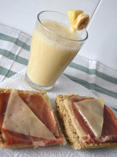 Una foto de Tostadas de jamón con batido de plátano