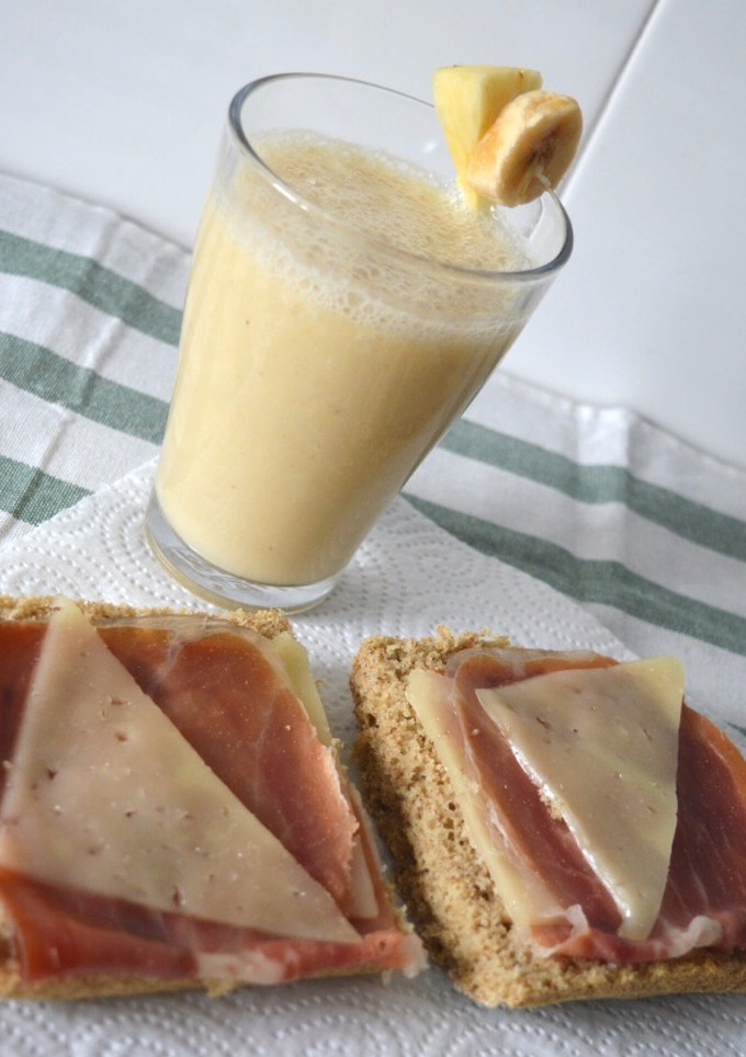Una foto de Tostadas de jamón con batido de plátano