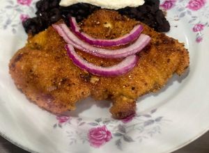 Una foto de "Pechugas de pollo empanizadas, doradas y crujientes ¡Un plato irresistible!"