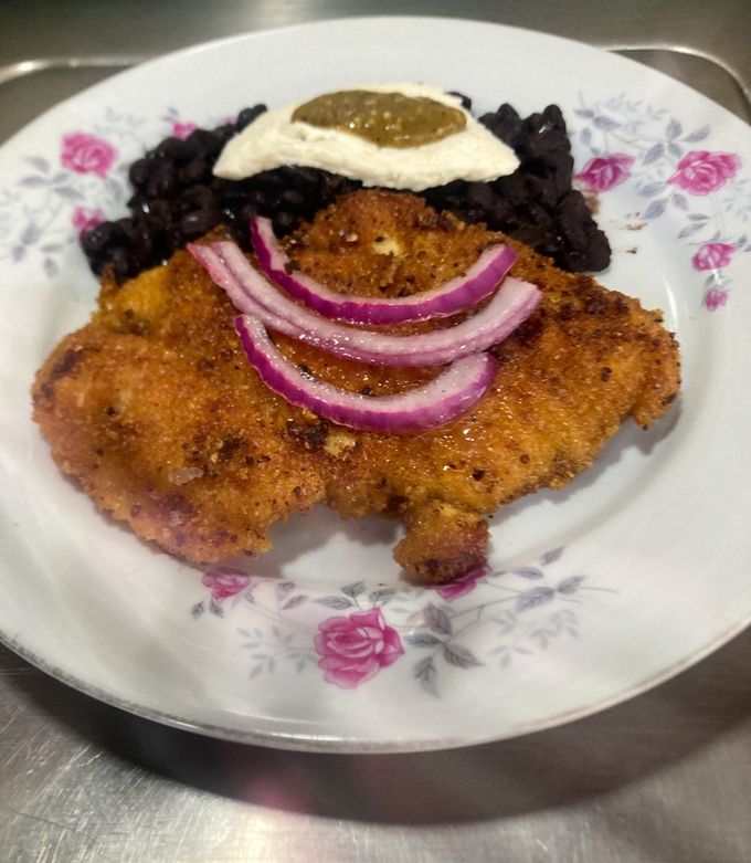 Una foto de "Pechugas de pollo empanizadas, doradas y crujientes ¡Un plato irresistible!"