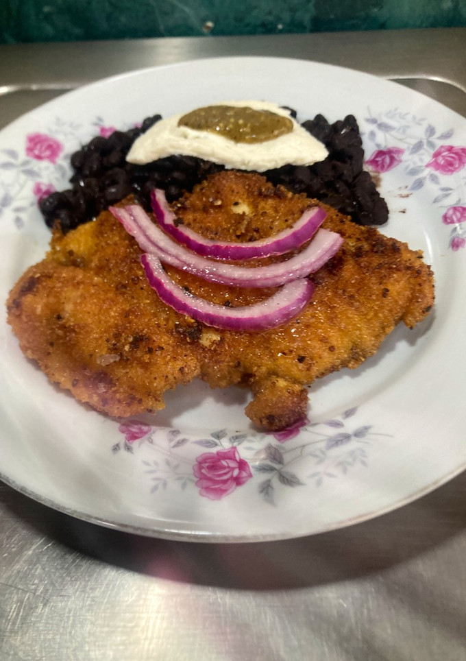 Una foto de "Pechugas de pollo empanizadas, doradas y crujientes ¡Un plato irresistible!"