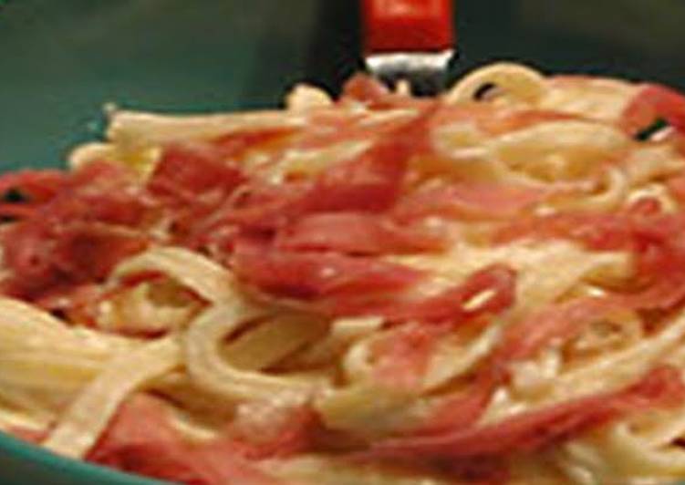Easiest Way to Prepare Perfect Fettuccine All&#39;Alfredo con Prosciutto di Parma – A Rachael Ray Recipe
