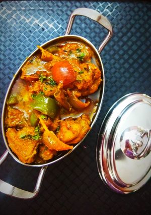 নর্থ ইন্ডিয়ান স্টাইল কড়াই চিকন (North Indian style karai chicken recipe in bengali) রেসিপির প্রধান ছবি